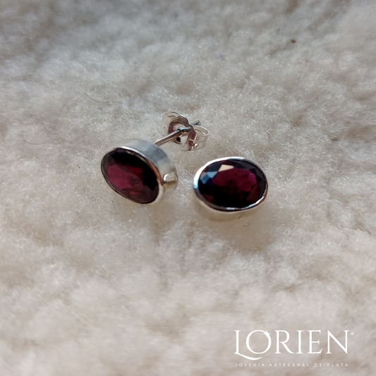 Aretes Broquel "Virginia" de plata 925 con granates facetados de alta calidad