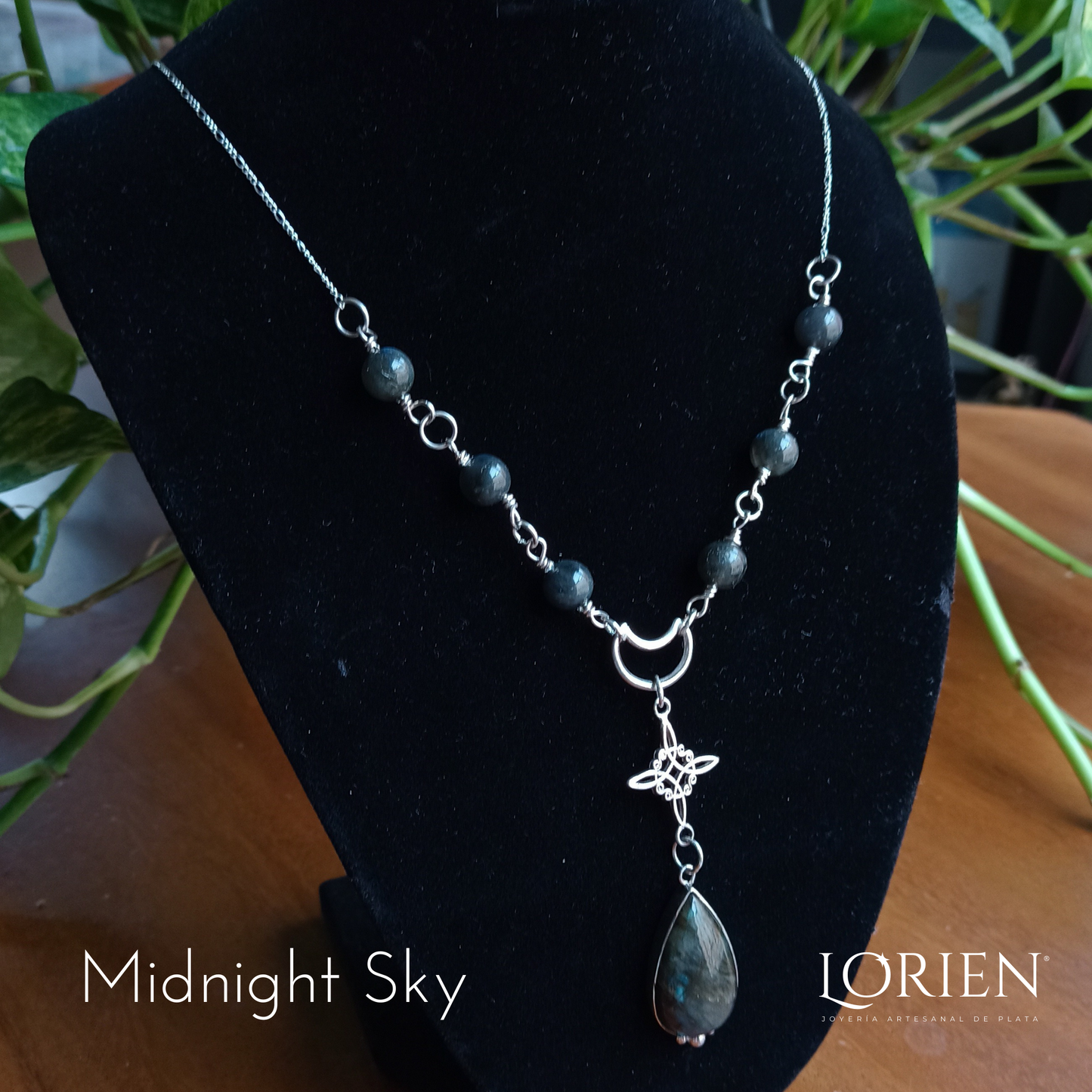 Collar Midnight Sky de Labradorita Azul con Nudo de Bruja