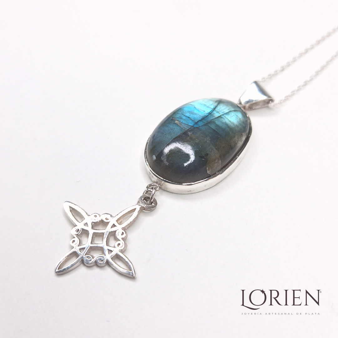 Collar "Canto Azul" con nudo de bruja, en plata 925