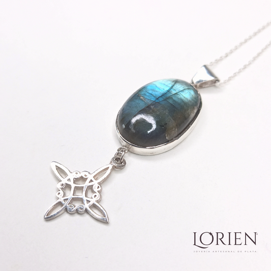 Collar "Canto Azul" con nudo de bruja, en plata 925
