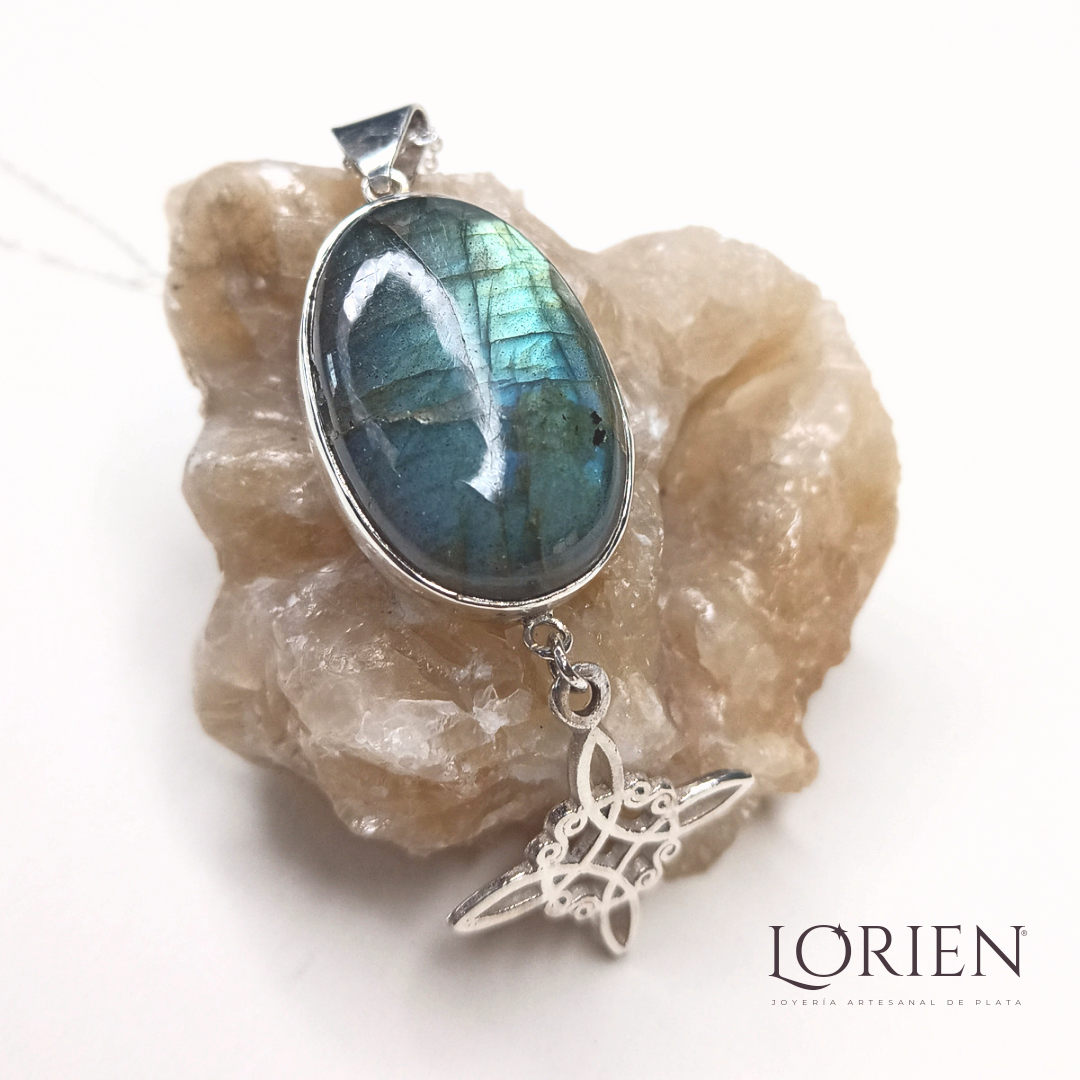 Collar "Canto Azul" con nudo de bruja, en plata 925