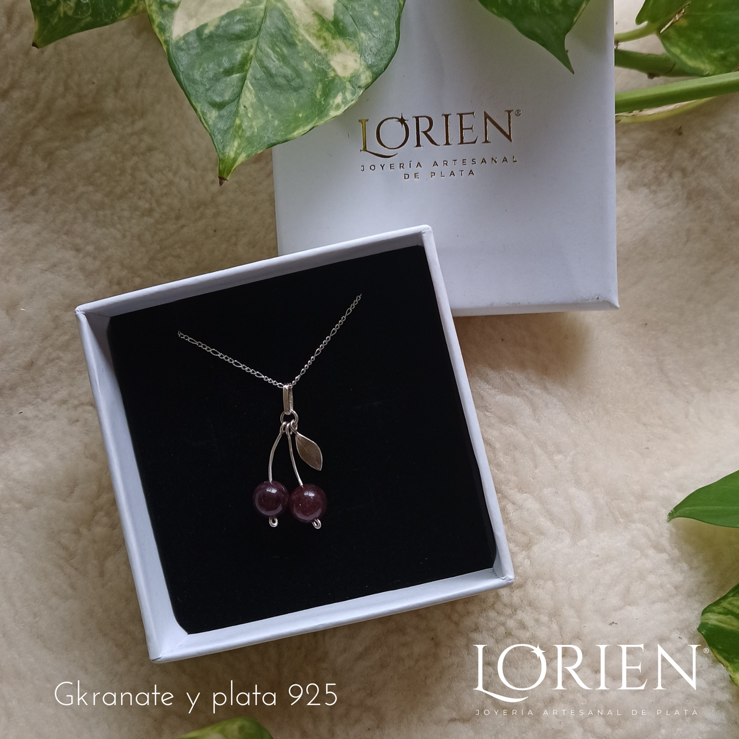 Dije "MonCherry" en plata 925 y granate