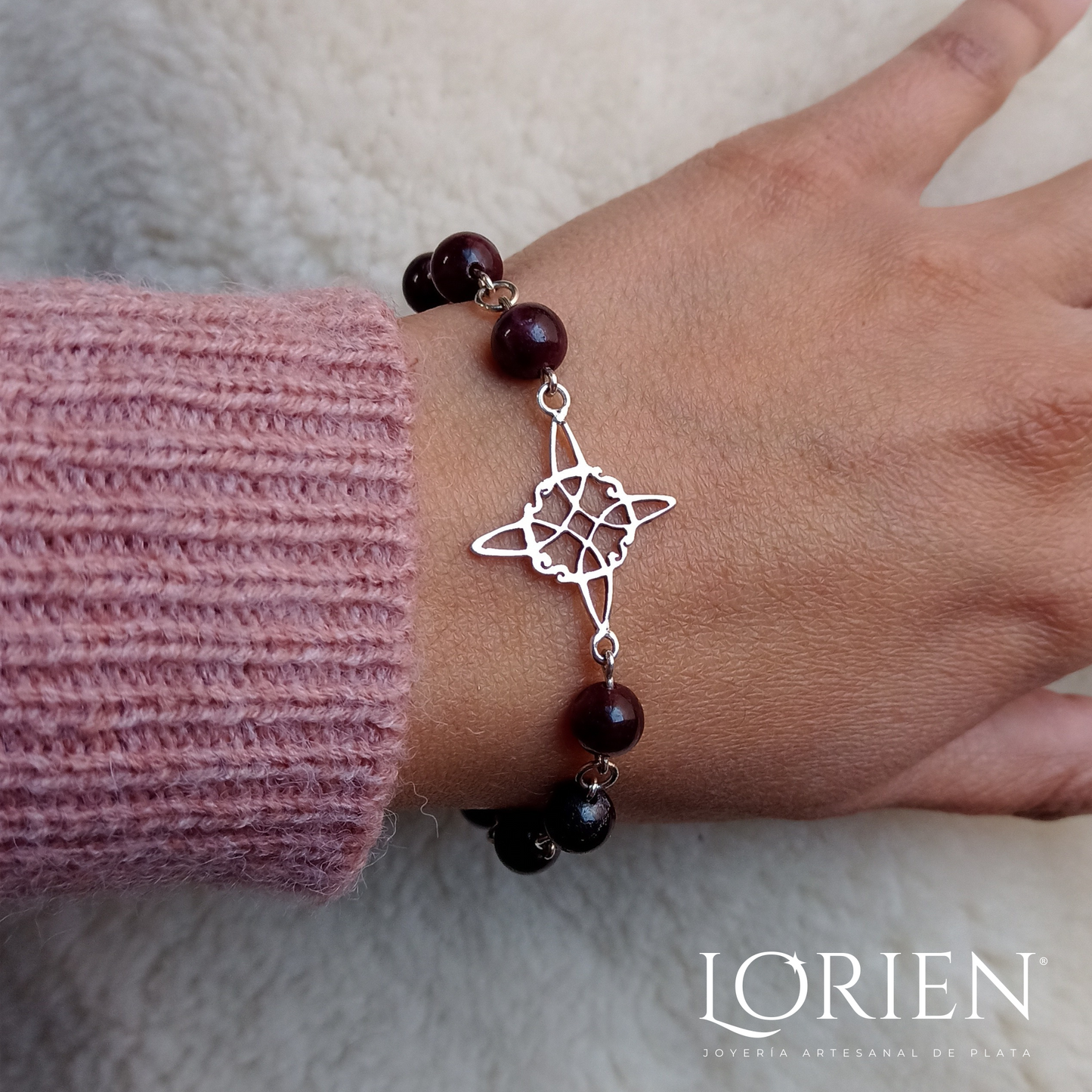 Pulsera con Nudo de Bruja y Granates "Fuerza"