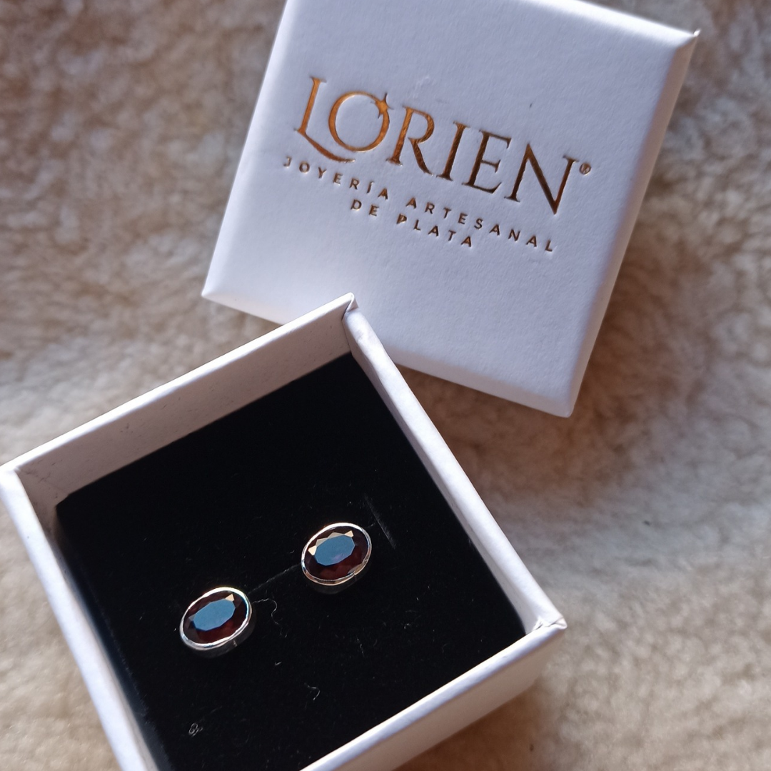Aretes Broquel "Virginia" de plata 925 con granates facetados de alta calidad